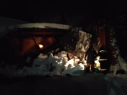 В Богородском обрушилась кровля неэксплуатируемого здания: госпитализированы два человека