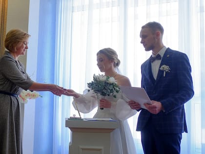 Кировским молодоженам вручают памятный знак «Семья – основа страны»