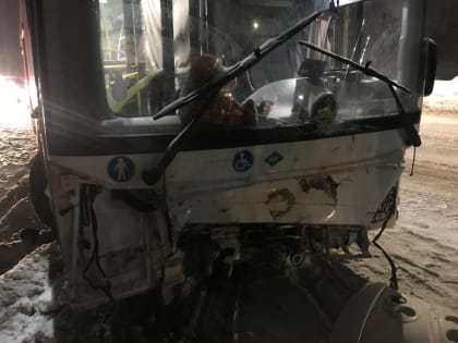 31 декабря в Кировской области столкунлись автобус и «Мерседес»