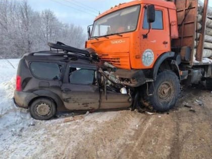 В Кировской области при столкновении легковушки и лесовоза погибли 4 человека