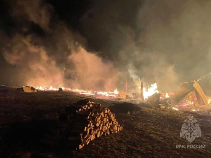 Пожар в деревне Дым-Дым-Омга уничтожил бани и сараи