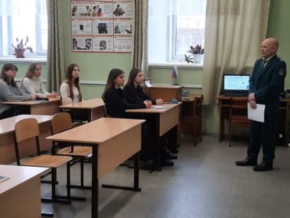 Сотрудник Управления провел урок финансовой грамотности для лицеистов Советска