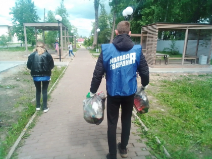 Мурашинские молодогвардейцы продолжают бороться за чистоту на Аллее Славы