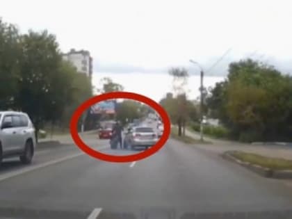 Момент аварии с мотоциклистом на Московской в Кирове попал на видео