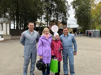 Пилоты поздравили девочку с днем рождения в Кирове