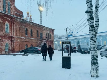 Разбитый информационный стенд для туристов так пока что никто и не починил