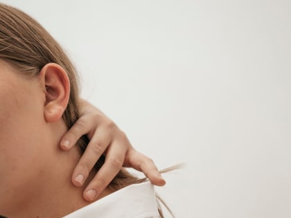 Ученые назвали способ снизить риск боли в шее в два раза