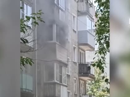 В Кирове загорелась квартира на Мопра: при тушении пожара едва не погиб сотрудник МЧС