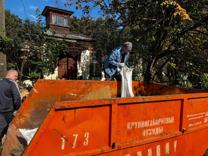 В субботнике у дома Чарушина приняли участие более 60 кировчан