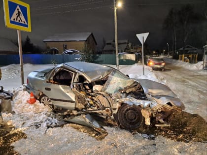 В Кирове автомобиль в результате аварии отбросило на пожарную машину