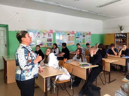 Школьникам в поселке Дороничи рассказали о Вятском ГАТУ