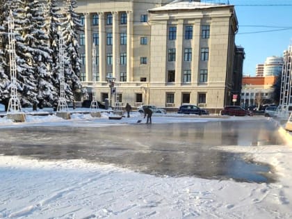 На Театральной площади заливают каток