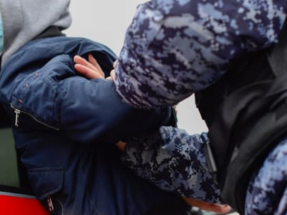 В Кирове задержали мужчину, который несколько раз ударил машину и помял её