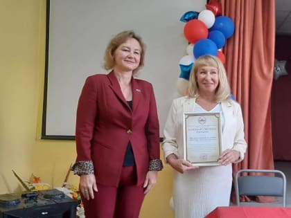 Активисты партпроепта «Женское движение Единой России» поздравили выпускников школ с вручением аттестатов