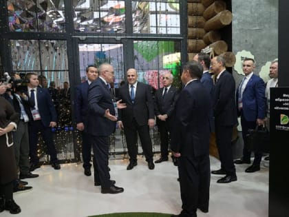 Губернатор провёл экскурсию для глав правительств СНГ по стенду Кировской области на ВДНХ