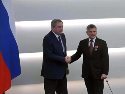 На Всероссийском совещании по итогам ОЗП 2022-2023 годов Министр энергетики РФ вручил Игорю Маковскому орден Мужества