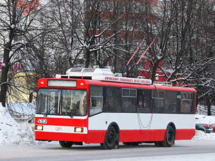 На улицы Кирова вышел юбилейный троллейбус