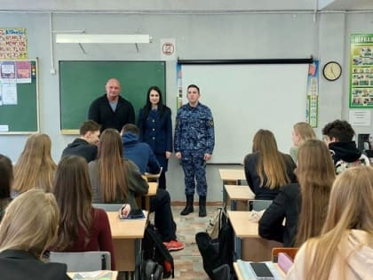 Представители следственного изолятора № 1 г. Кирова рассказали школьникам о преимуществах обучения в ведомственных вузах ФСИН России