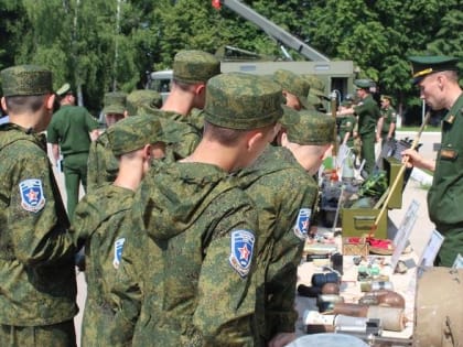 Кировские подростки приняли участие в открытии оборонно-спортивного лагеря «Гвардеец»