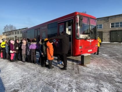 Юным кировчанам провели экскурсию на АТП