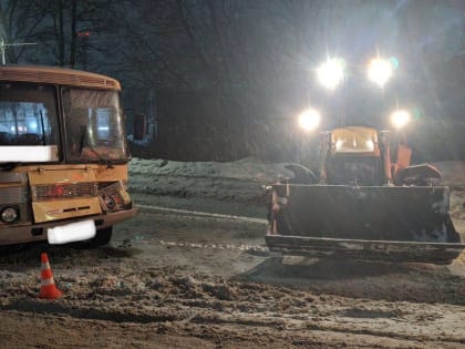 В Кирове автобус девятого маршрута попал в ДТП