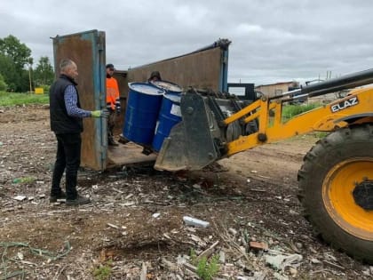 Владельца опасных бочек обязали их вывезти до 19 октября