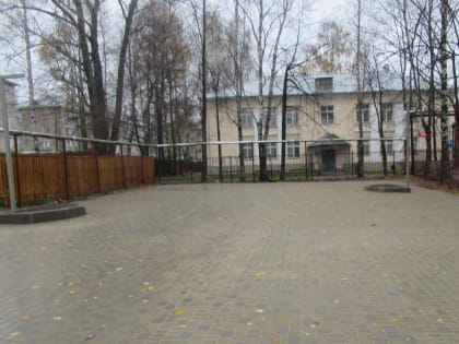 Появились фонари и клумбы