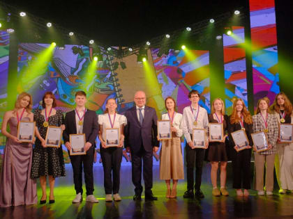 Одиннадцати выпускникам Кировской области дали медали