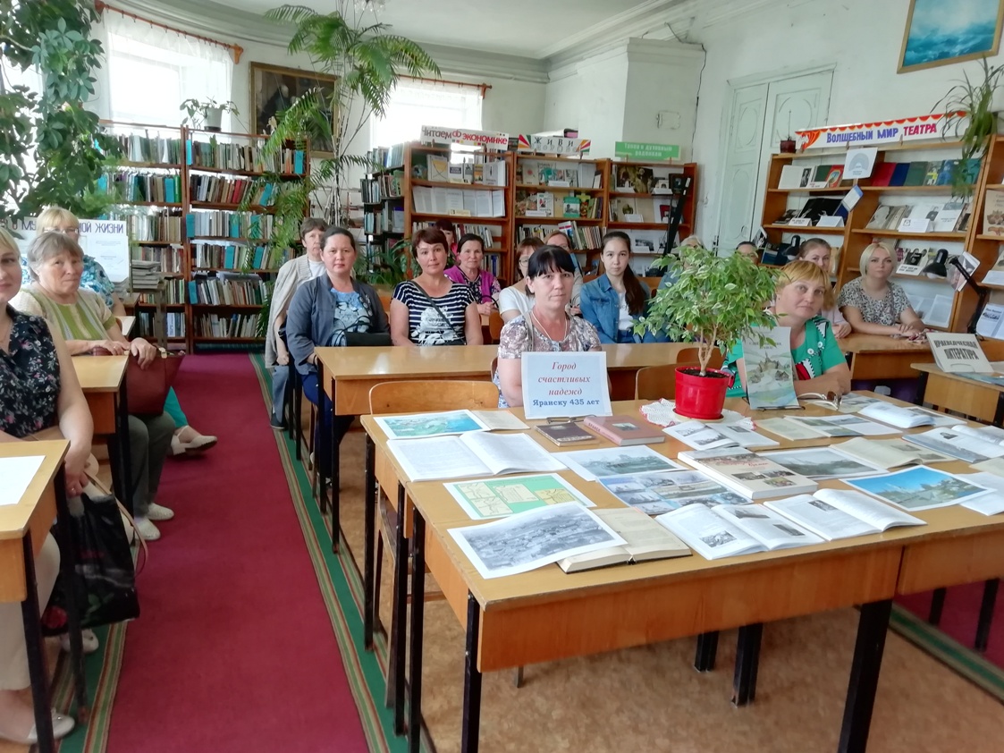 Новости библиотек. В гостях у библиотеки. Мамадышская библиотека. Центральная библиотека Мамадыш городская. Мамадышская библиотека директор.