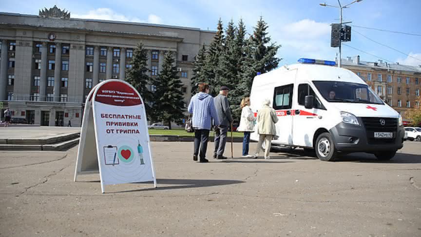 Вакцины киров. Вакцинация Киров. Мобильные пункты вакцинации Киров. Пункты вакцинации Киров у цирка. Мобильная поликлиника на театральной площади.