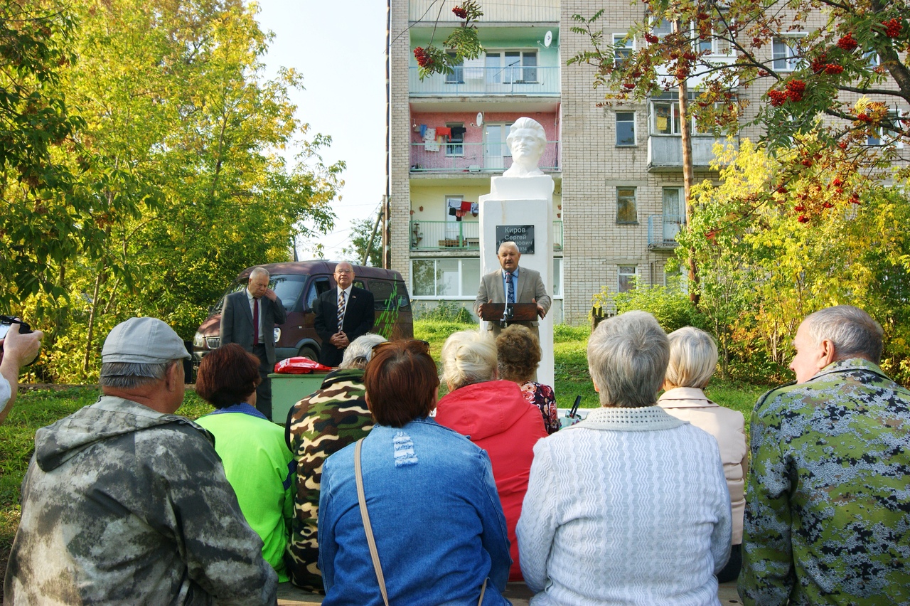 Открытие киров телефон. Киров памятник в Кировске.