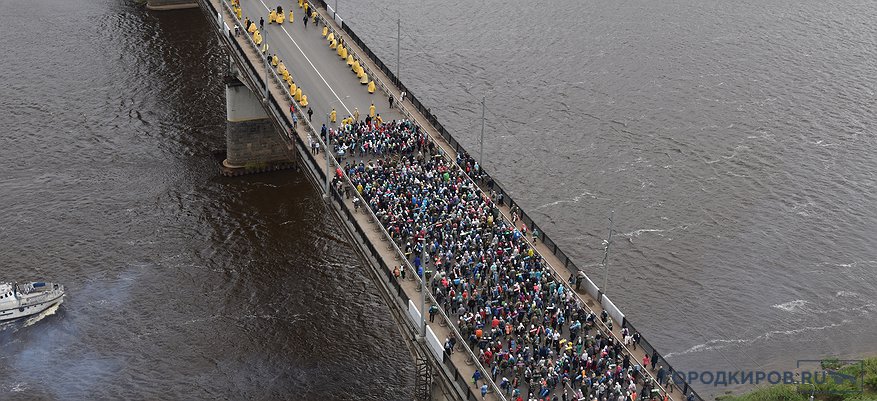 В ход идут. Великорецкий крестный ход 2022. Великорецкий крестный ход 2022 маршрут. Великорецкий крестный ход дождь. Крестный ход через источник.