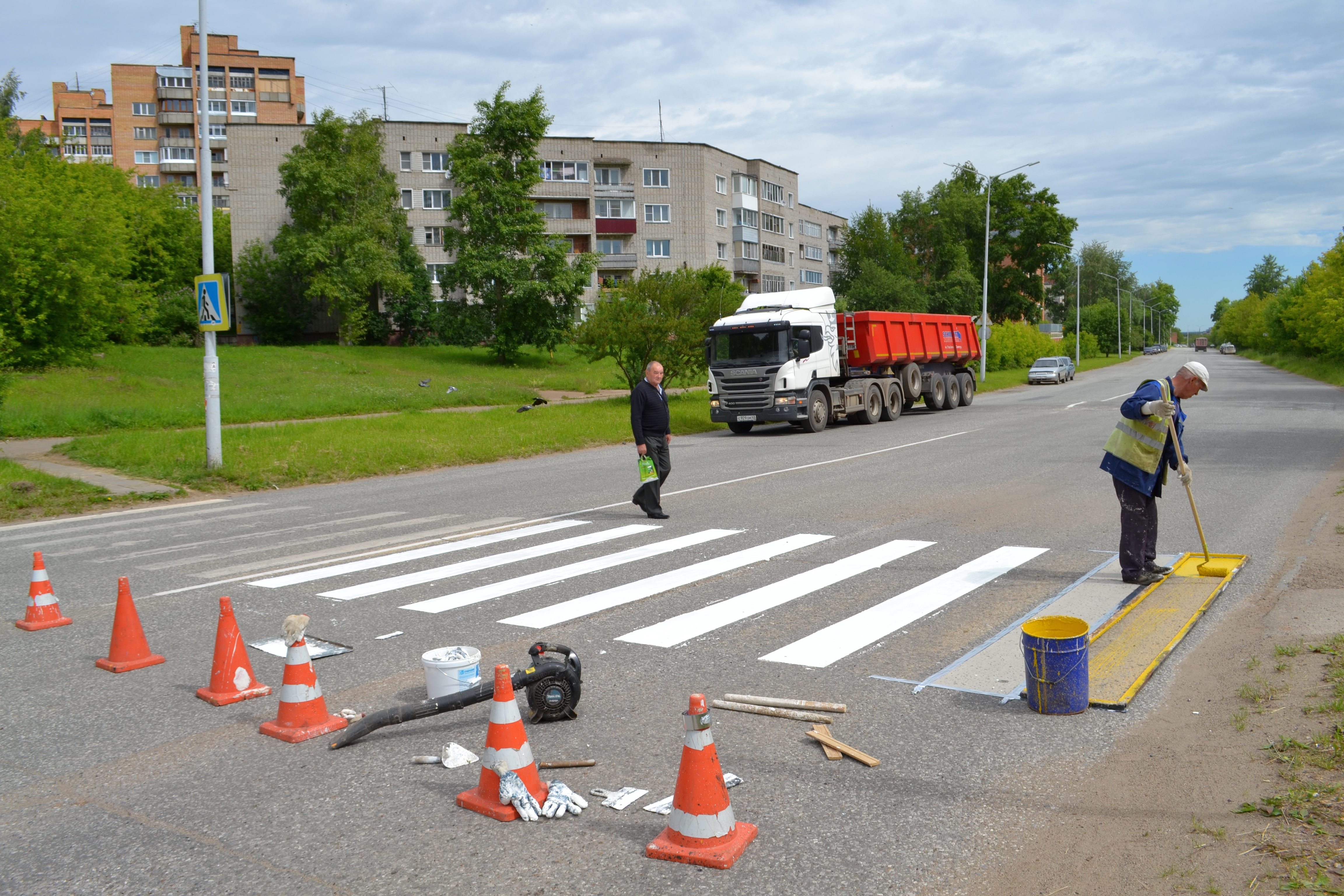 Разметка пешехода. В Кирово Чепецке на пешеходном переходе. Дорожная разметка. Нанесение дорожной разметки. Пешеходный переход разметка.