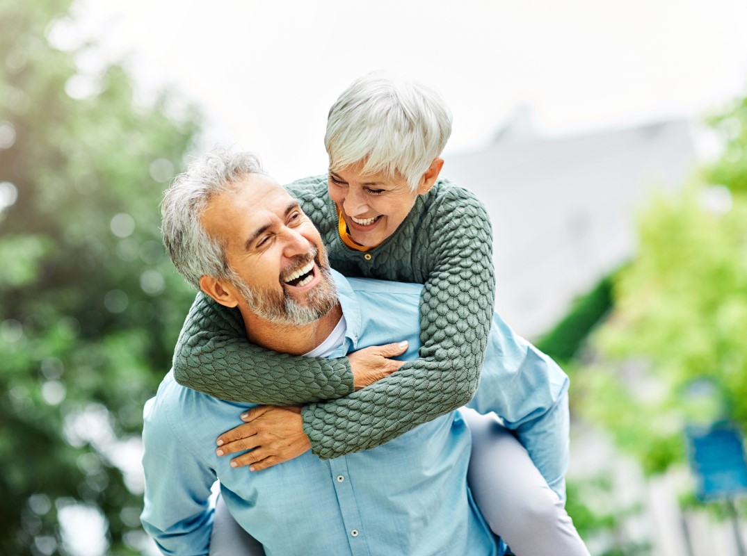 Single Tooth Implant vs. Partial Dentures: Which Is Right for Your Lifestyle?