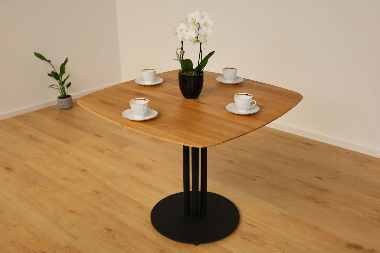 The Cafe Kreuzfuß-Bistrotisch aus Eiche – Produktansicht 4