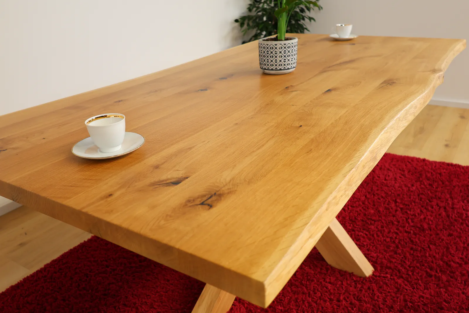 Massiver Eiche Esstisch 200x100 cm mit Baumkante – Premium Holztisch aus Eichenholz – Produktansicht 7
