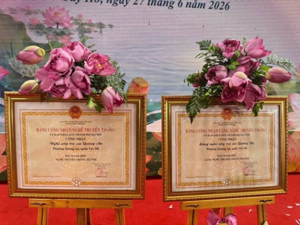 Nghệ nhân làm trà sen Tây Hồ