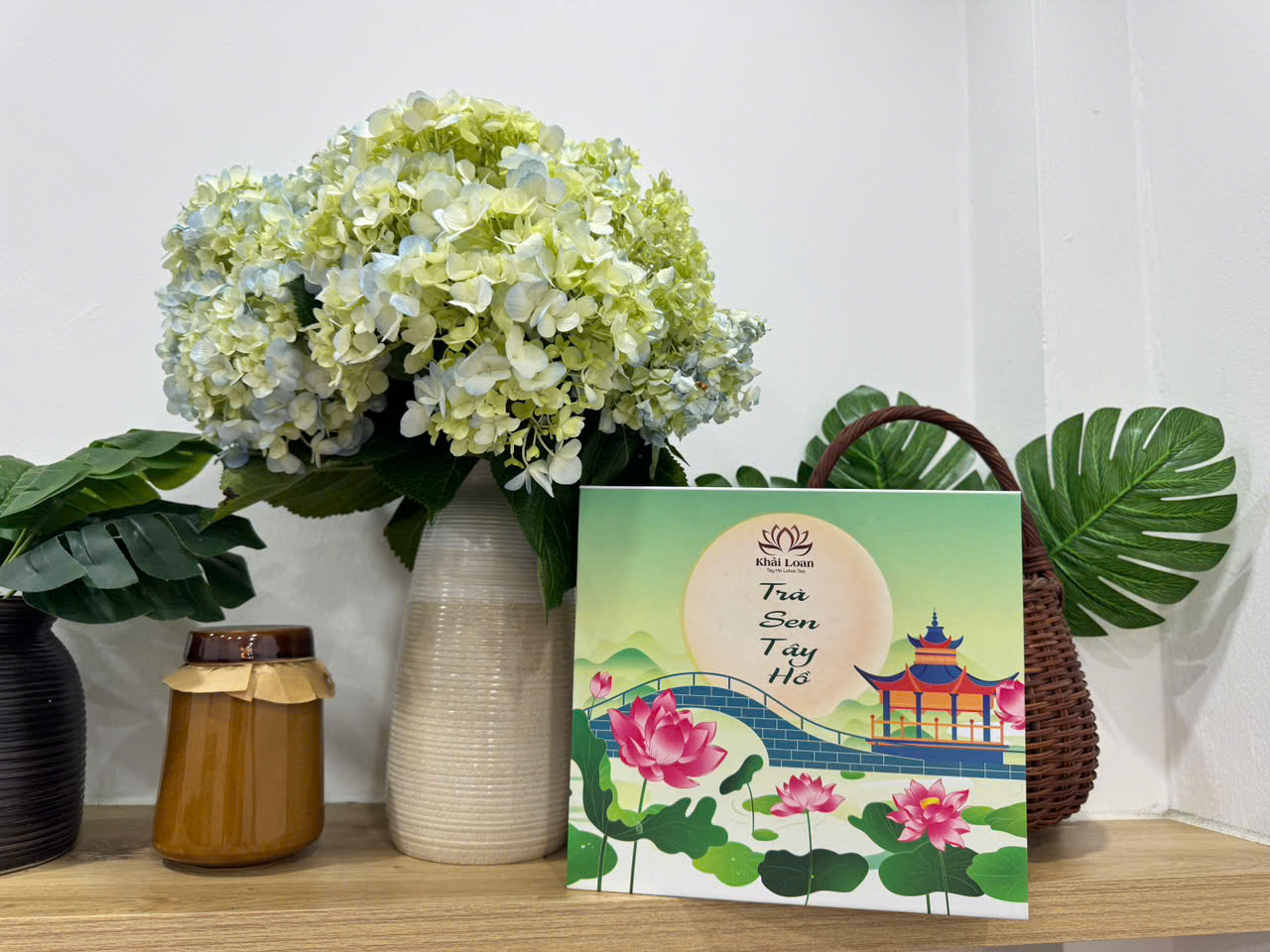 Hộp Trà Sen Thăng Hoa – Móc Câu