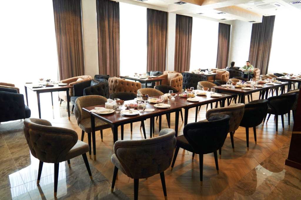 4* Hotel Unique or Similar