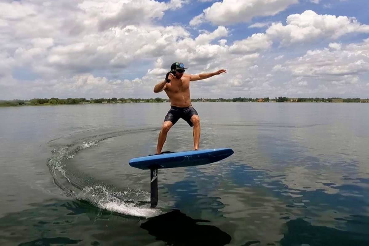 E Foil Experience In Dubai stand-up-show-e-foil