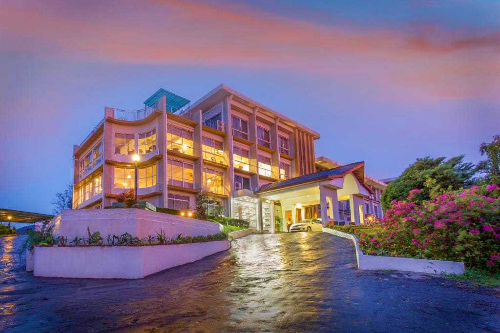 4* Hotel Topaz or Similar