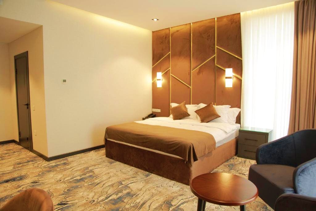 4* Hotel Unique or Similar