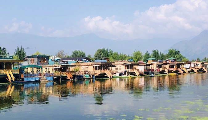 Deluxe Houseboat Stay – Dal Lake Leisure & Shopping Deluxe Houseboat Stay – Dal Lake Leisure & Shopping