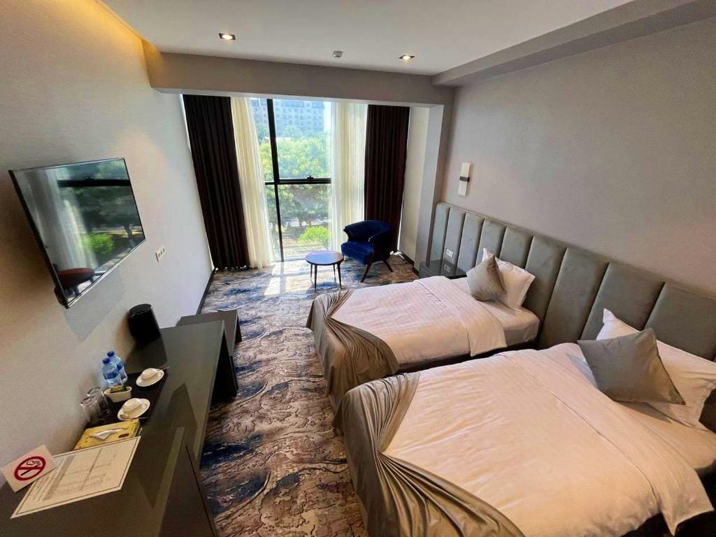 4* Hotel Unique or Similar