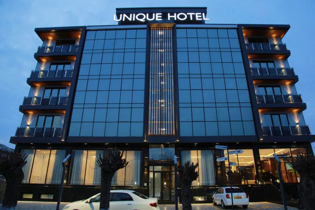4* Hotel Unique or Similar
