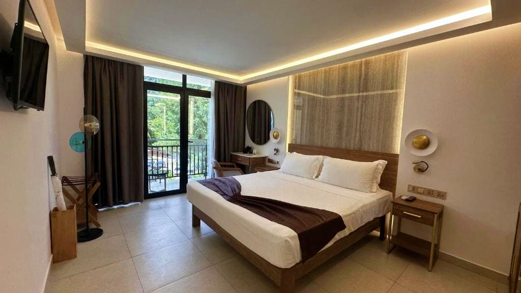 4* Coral Strand mahe Or Similar