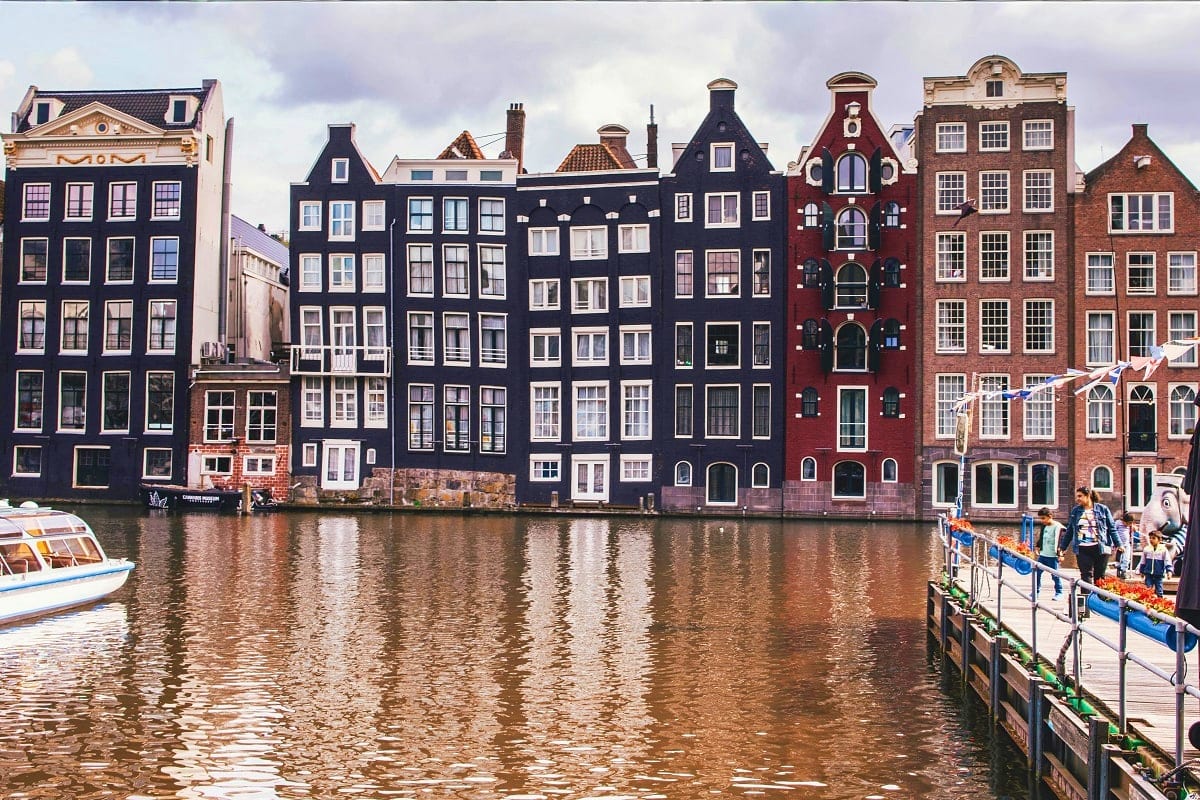 Charming_Amsterdam_Canal_Houses_Scenic_View