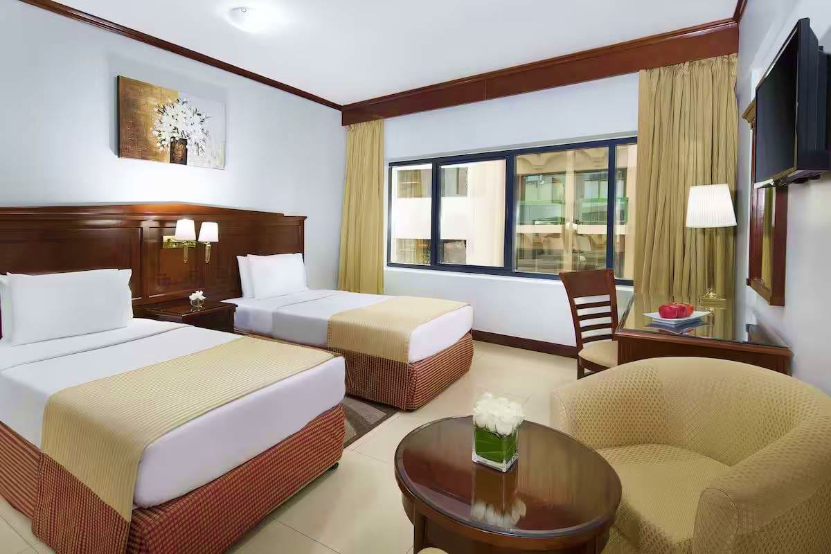 Sunday Hotel Holiday international Dubai or similar
