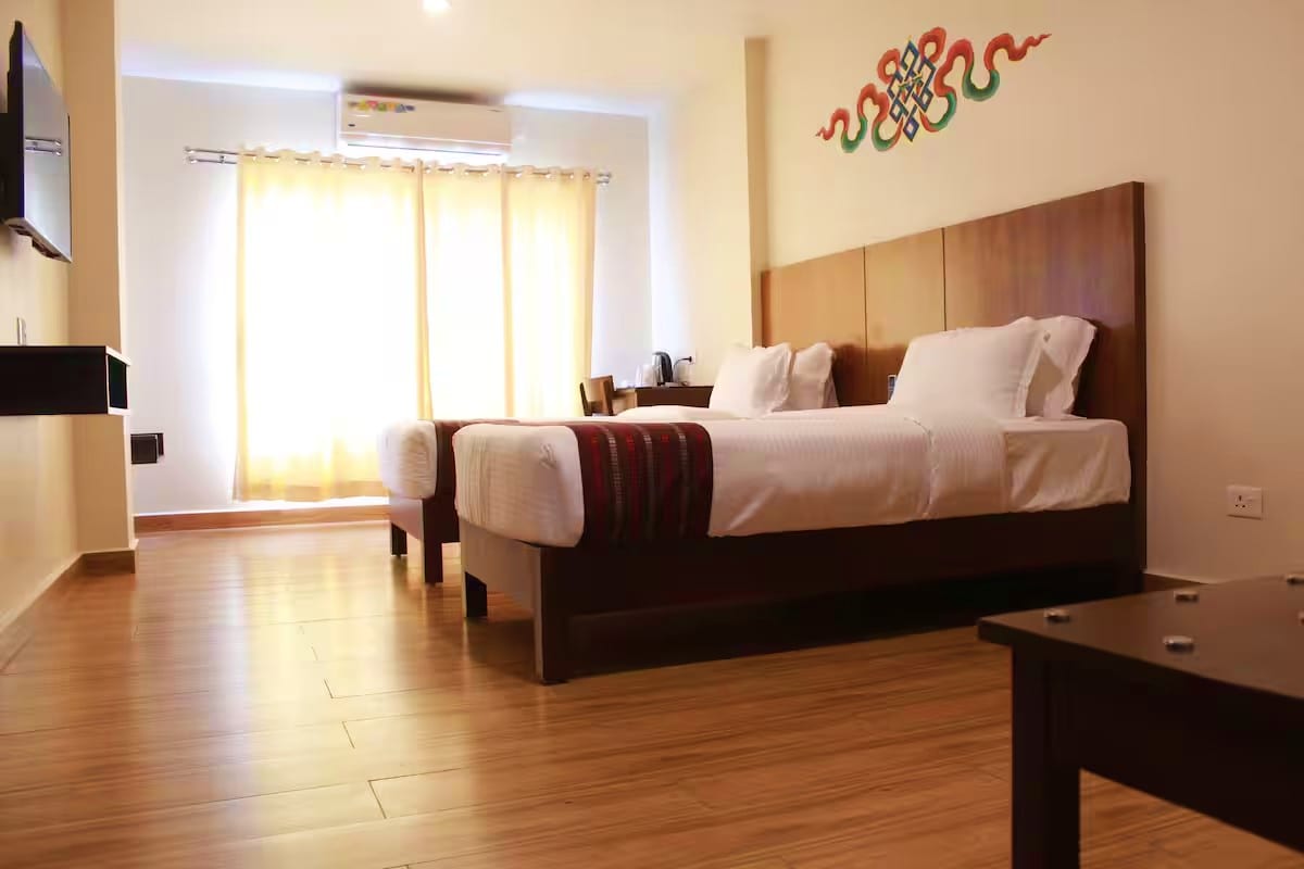 Phuetsolling: Gadhen Hotel