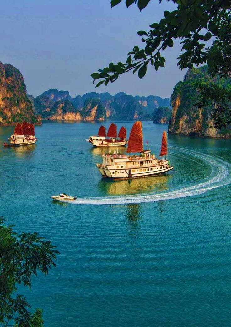 Hanoi → Halong Bay Overnight Cruise Hanoi → Halong Bay Overnight Cruise